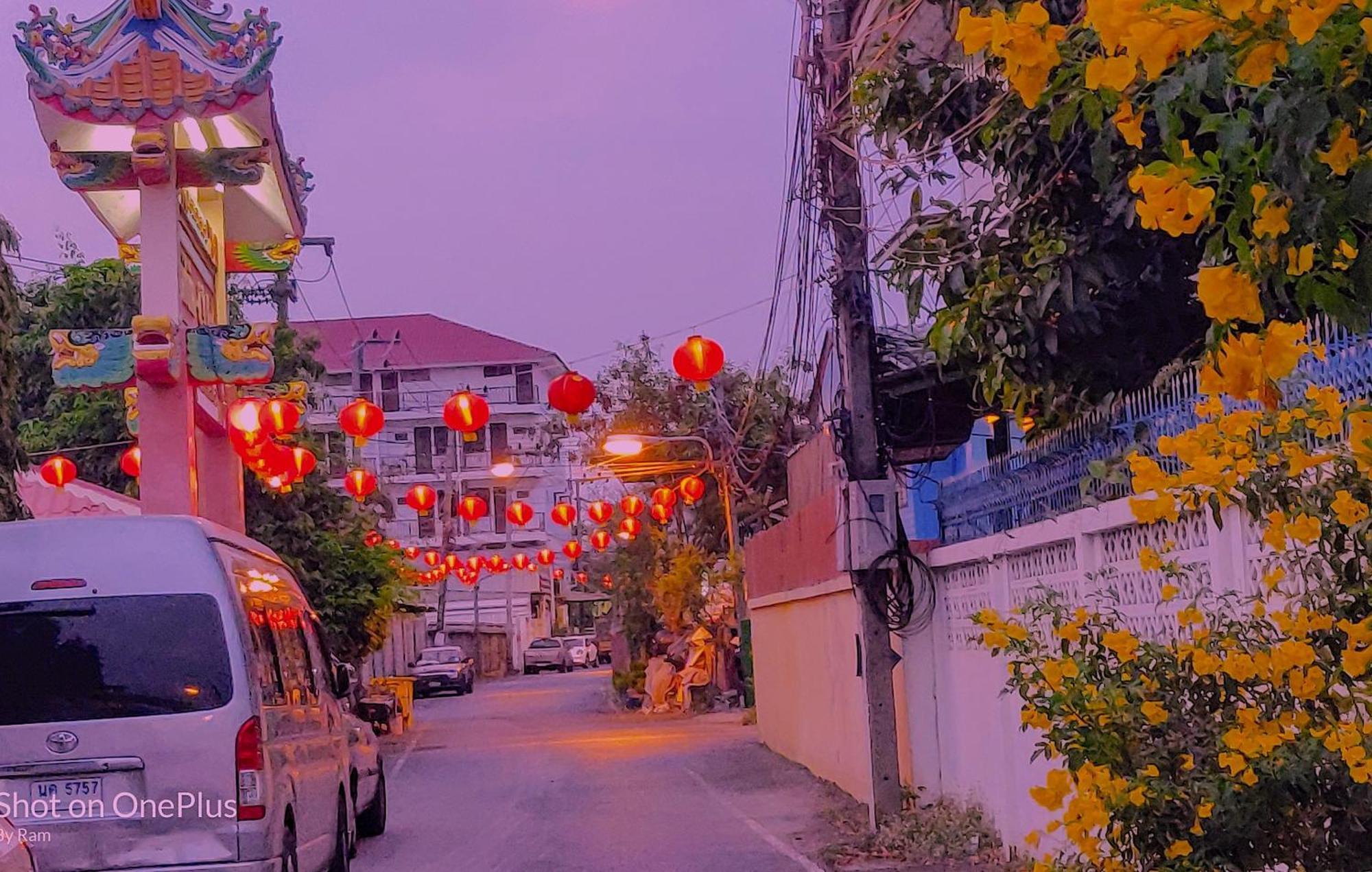 V House Hotel Ayutthaya Bagian luar foto