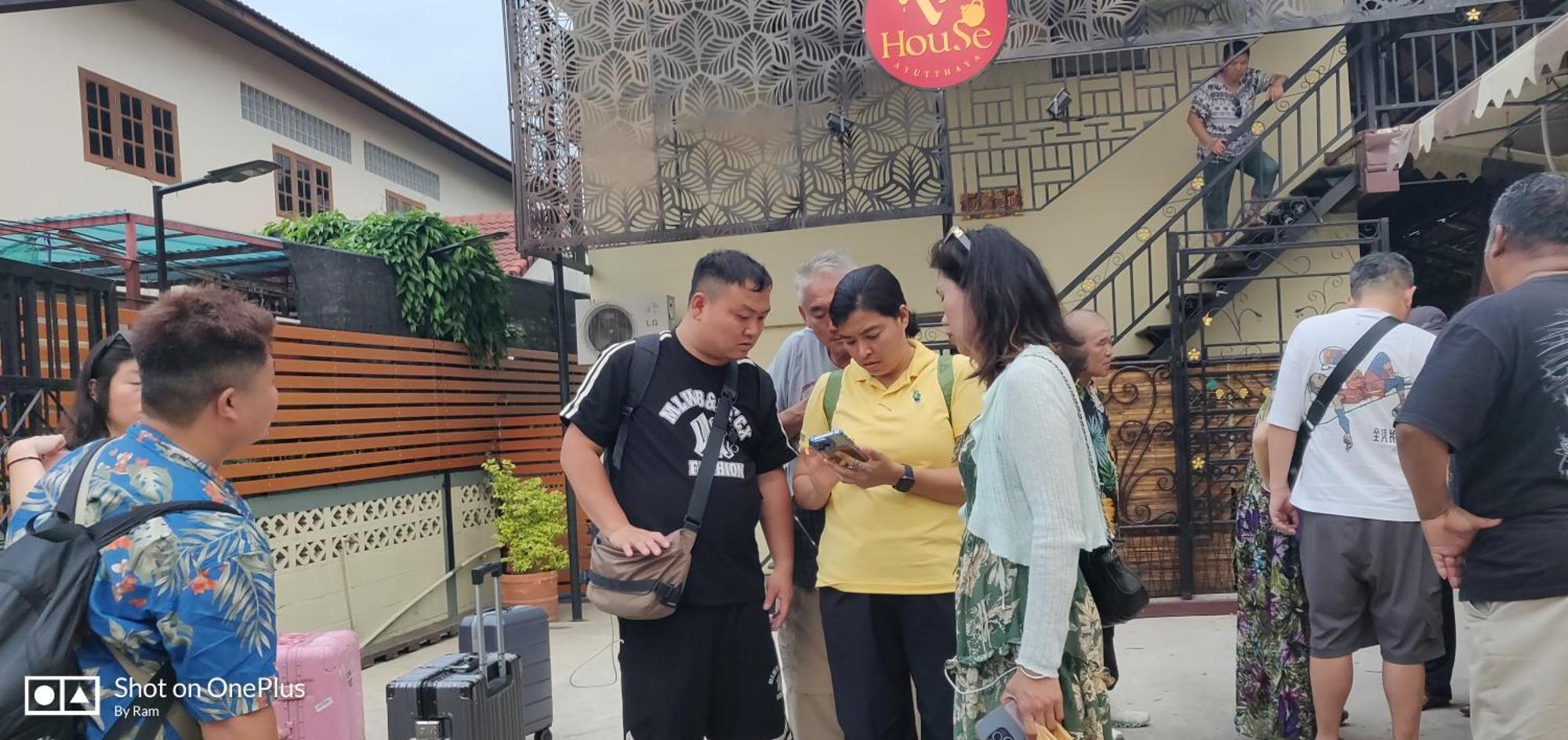 V House Hotel Ayutthaya Bagian luar foto