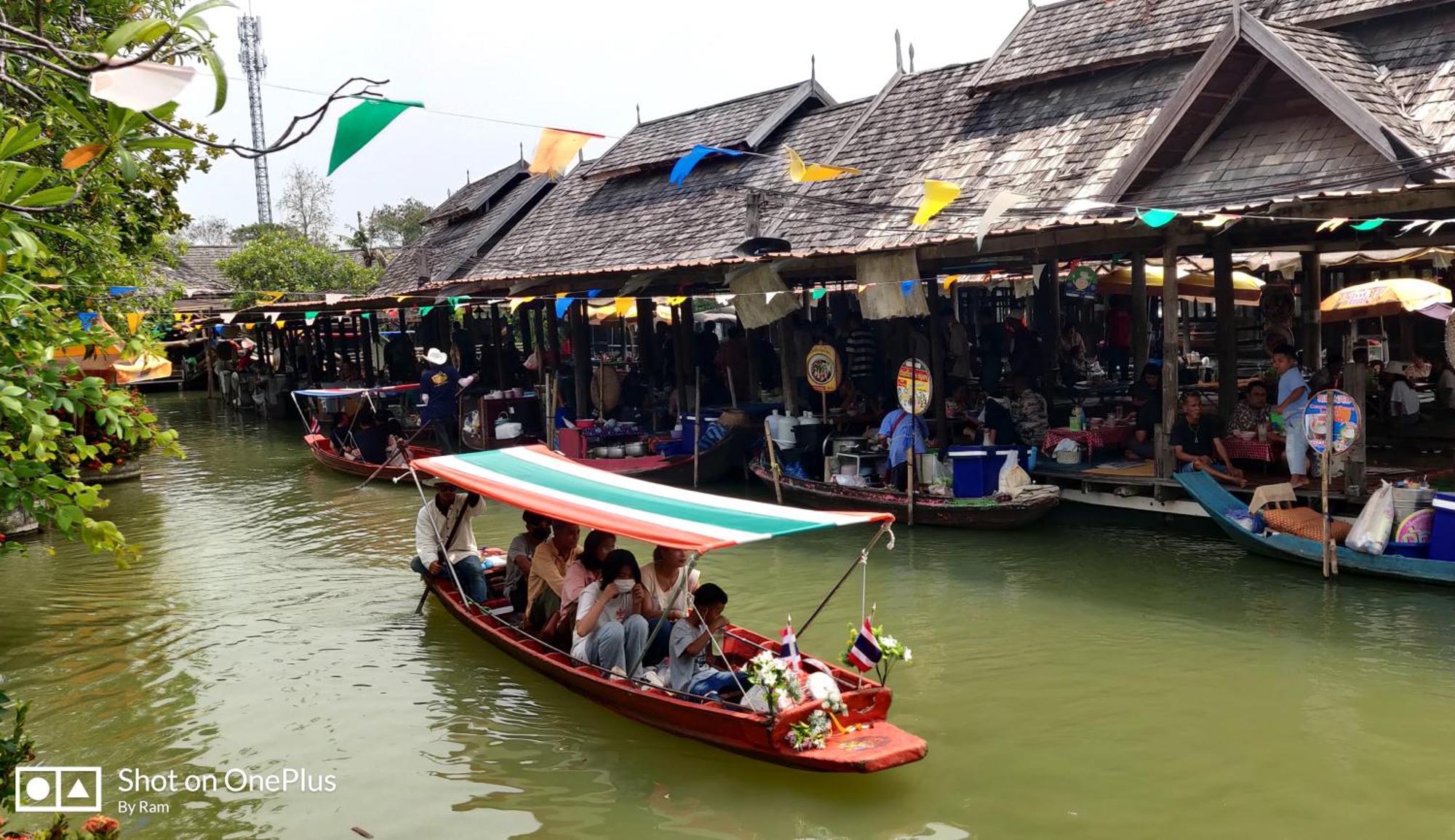 V House Hotel Ayutthaya Bagian luar foto