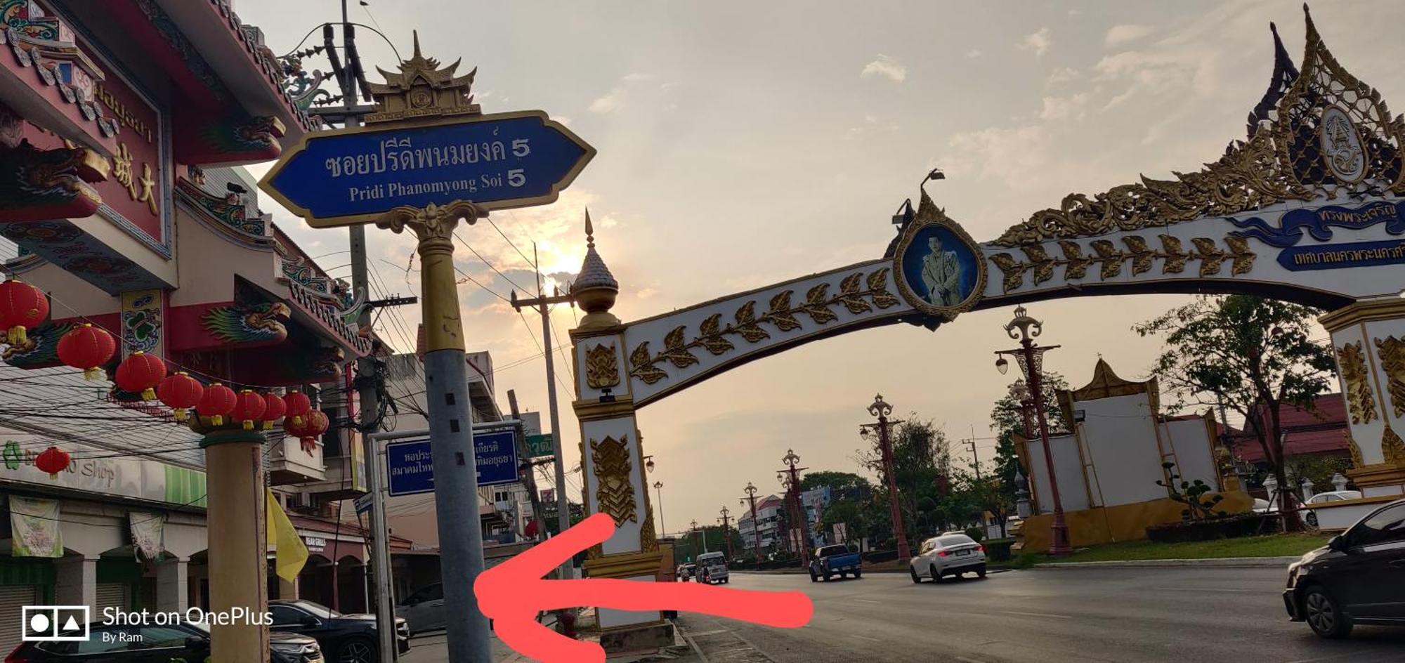 V House Hotel Ayutthaya Bagian luar foto