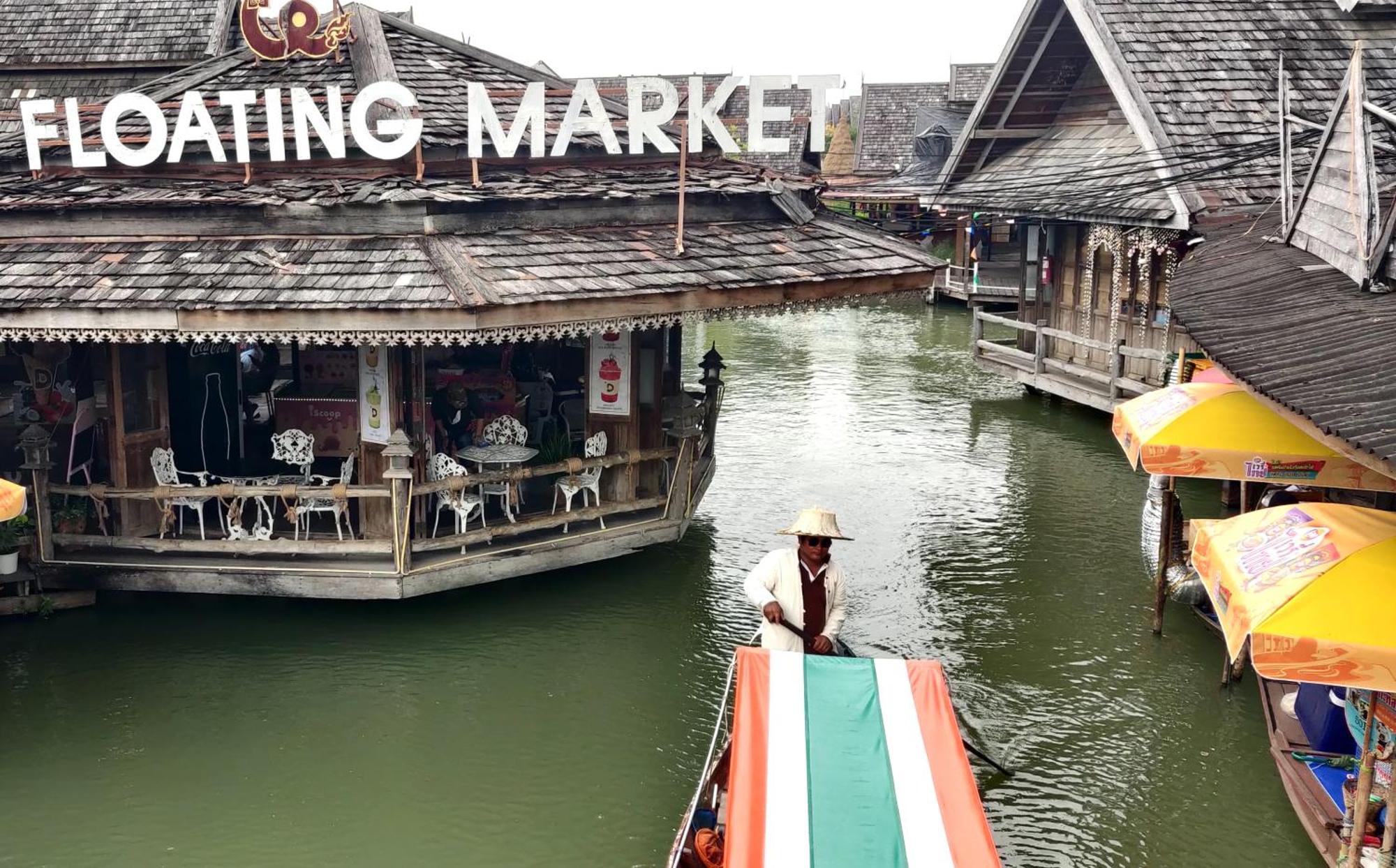 V House Hotel Ayutthaya Bagian luar foto