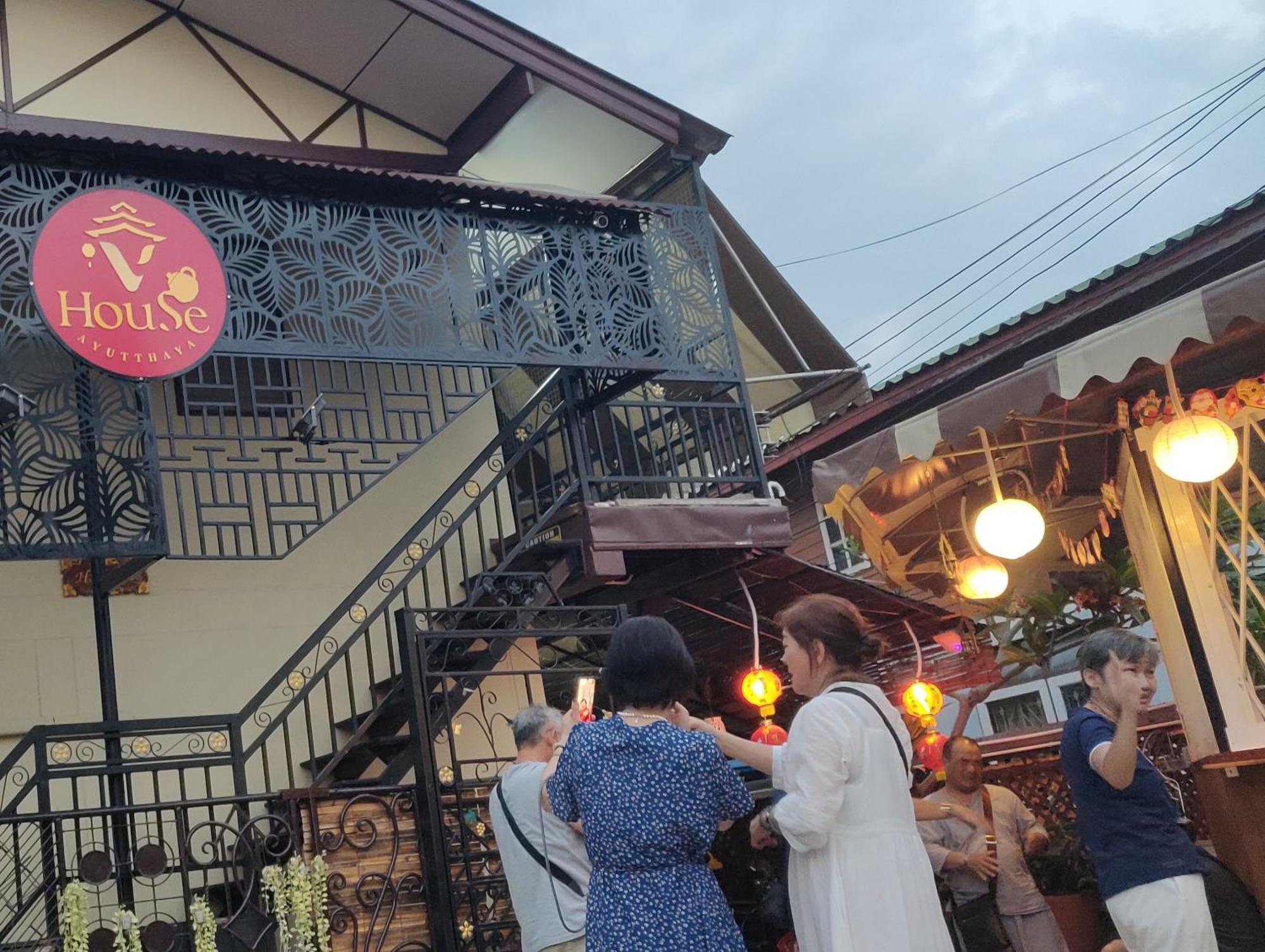 V House Hotel Ayutthaya Bagian luar foto