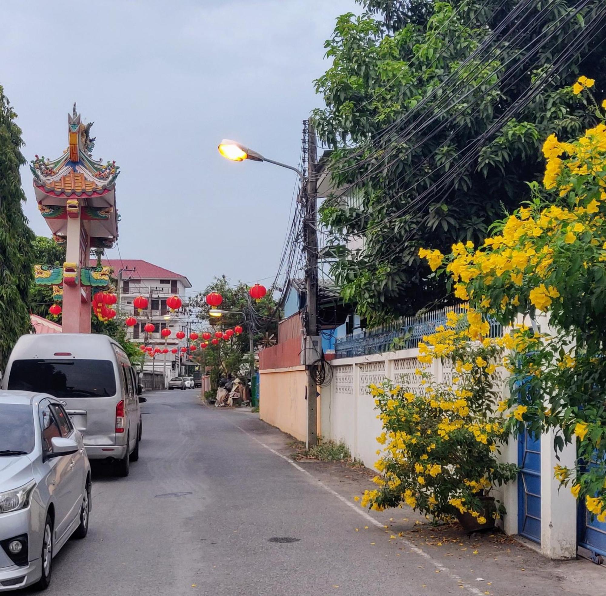 V House Hotel Ayutthaya Bagian luar foto