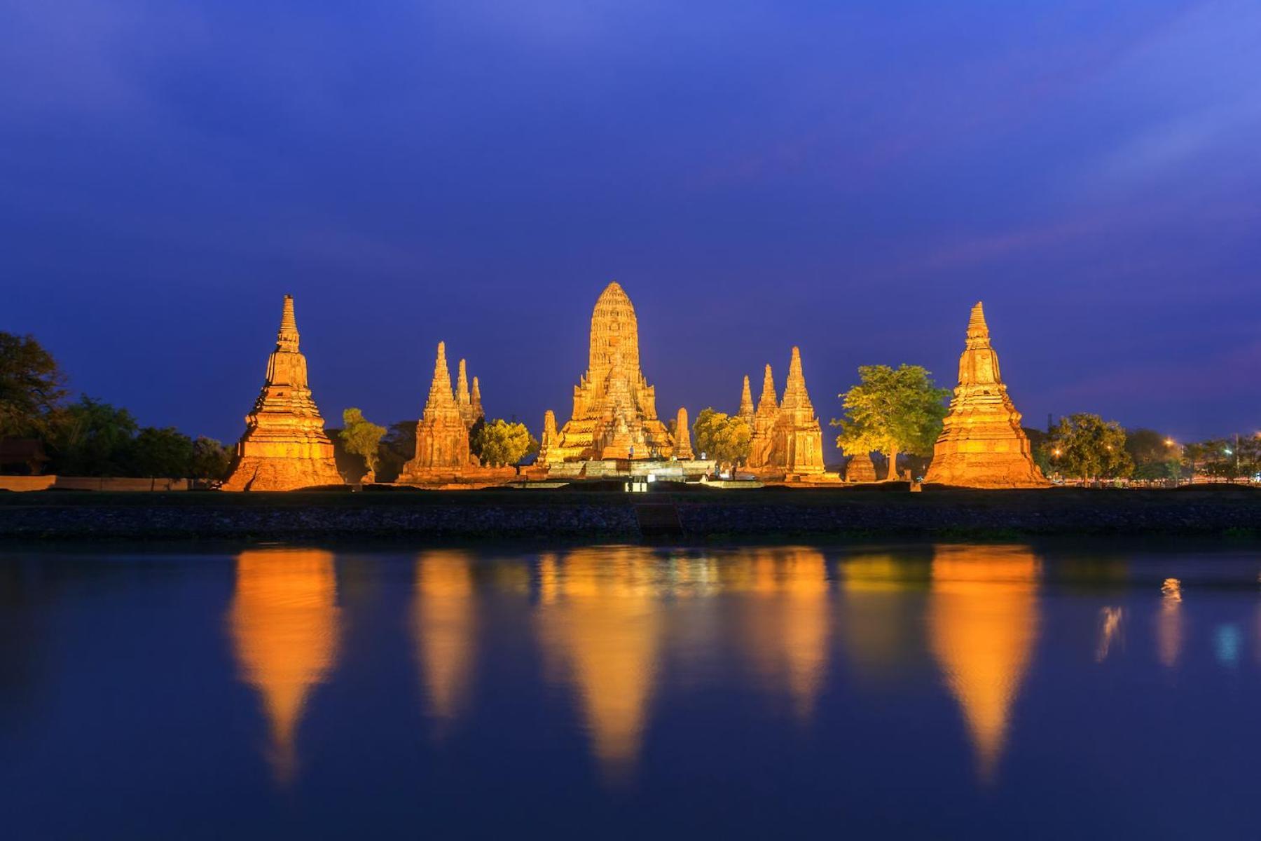 V House Hotel Ayutthaya Bagian luar foto