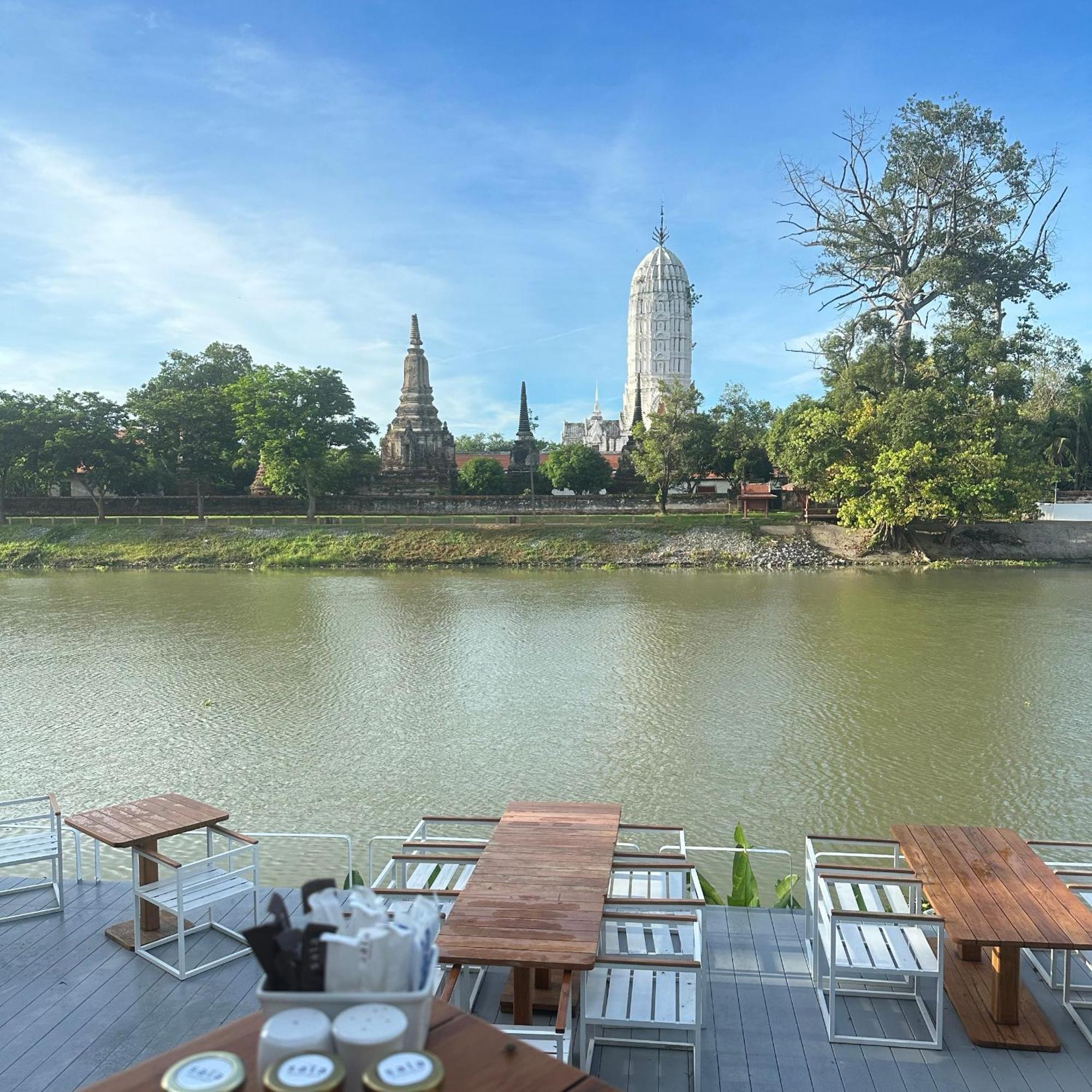 V House Hotel Ayutthaya Bagian luar foto