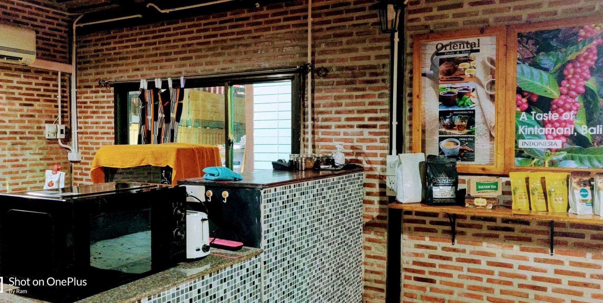 V House Hotel Ayutthaya Bagian luar foto