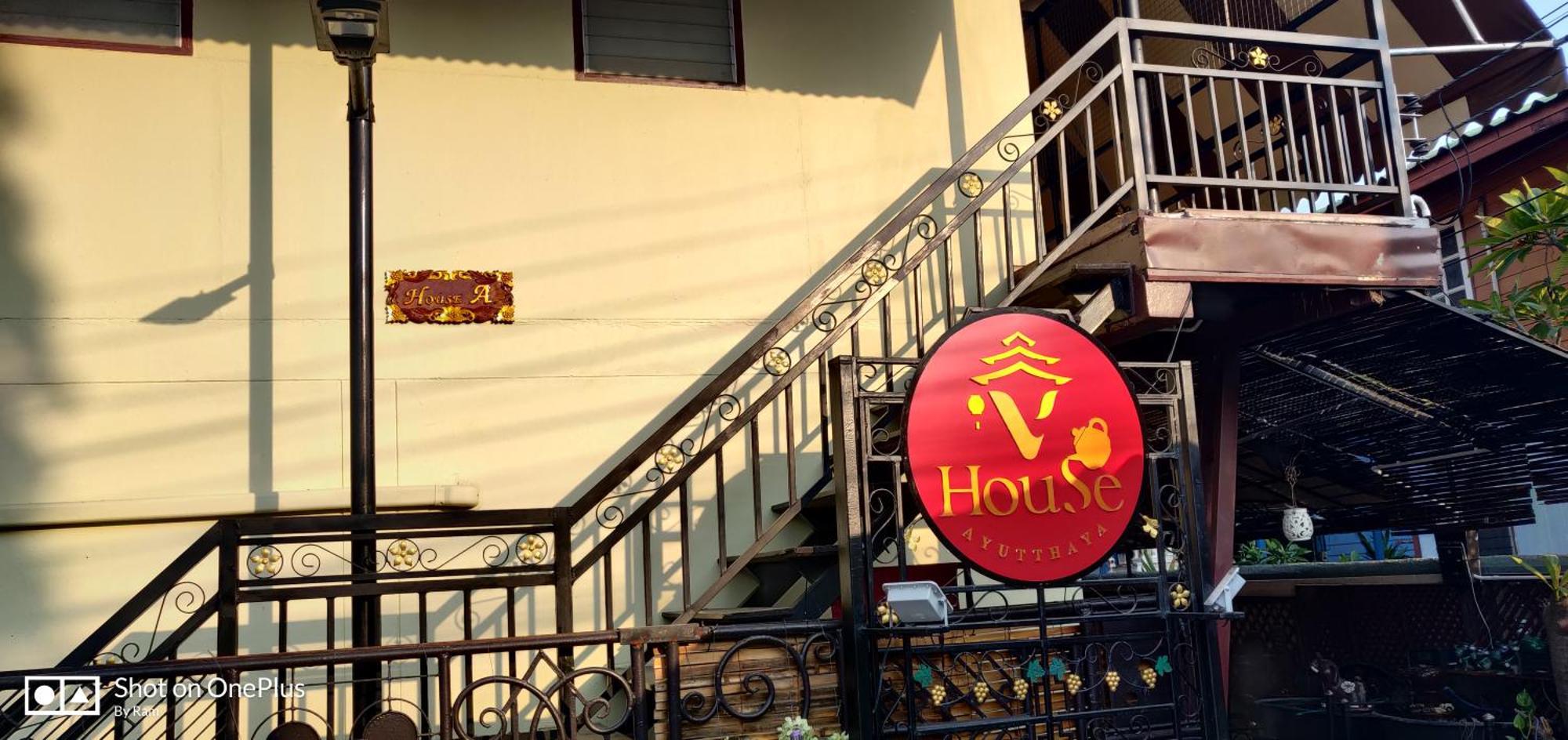 V House Hotel Ayutthaya Bagian luar foto